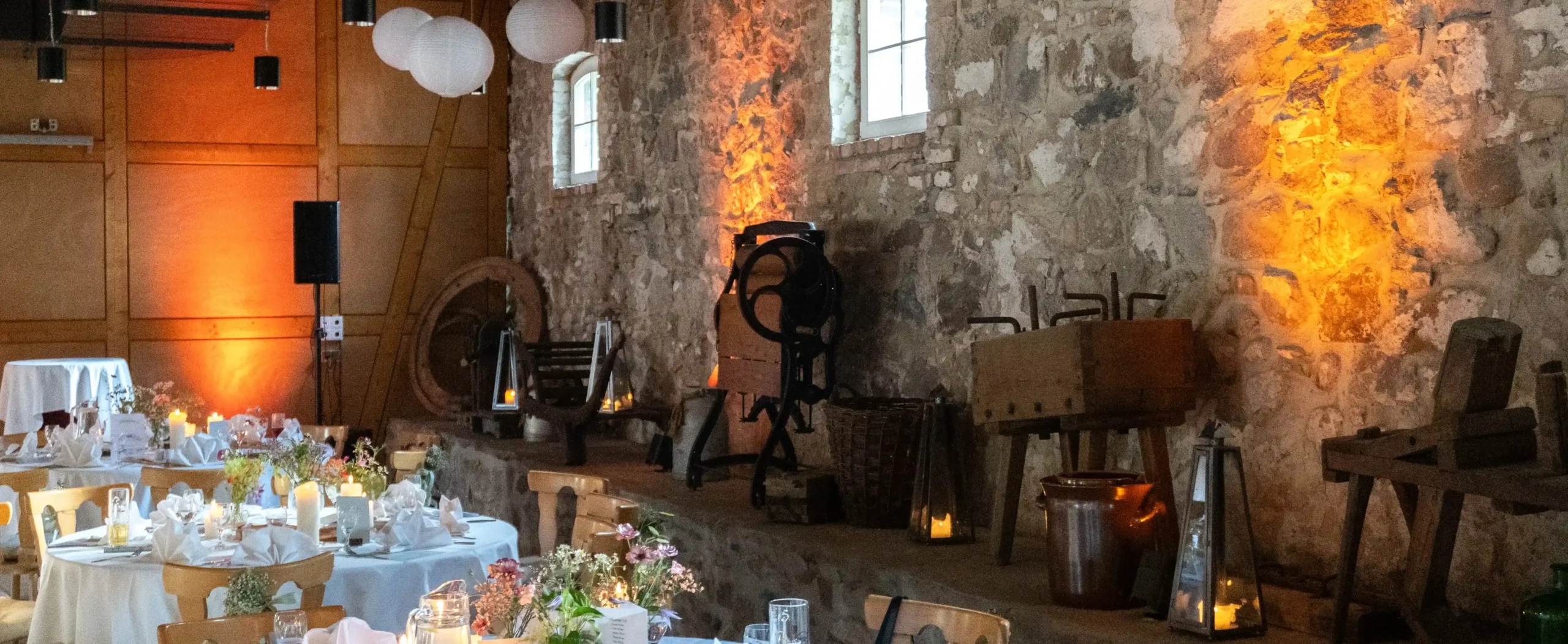 Tanzfläche in warmer Lichtstimmung während einer Hochzeitsparty in Brandenburg