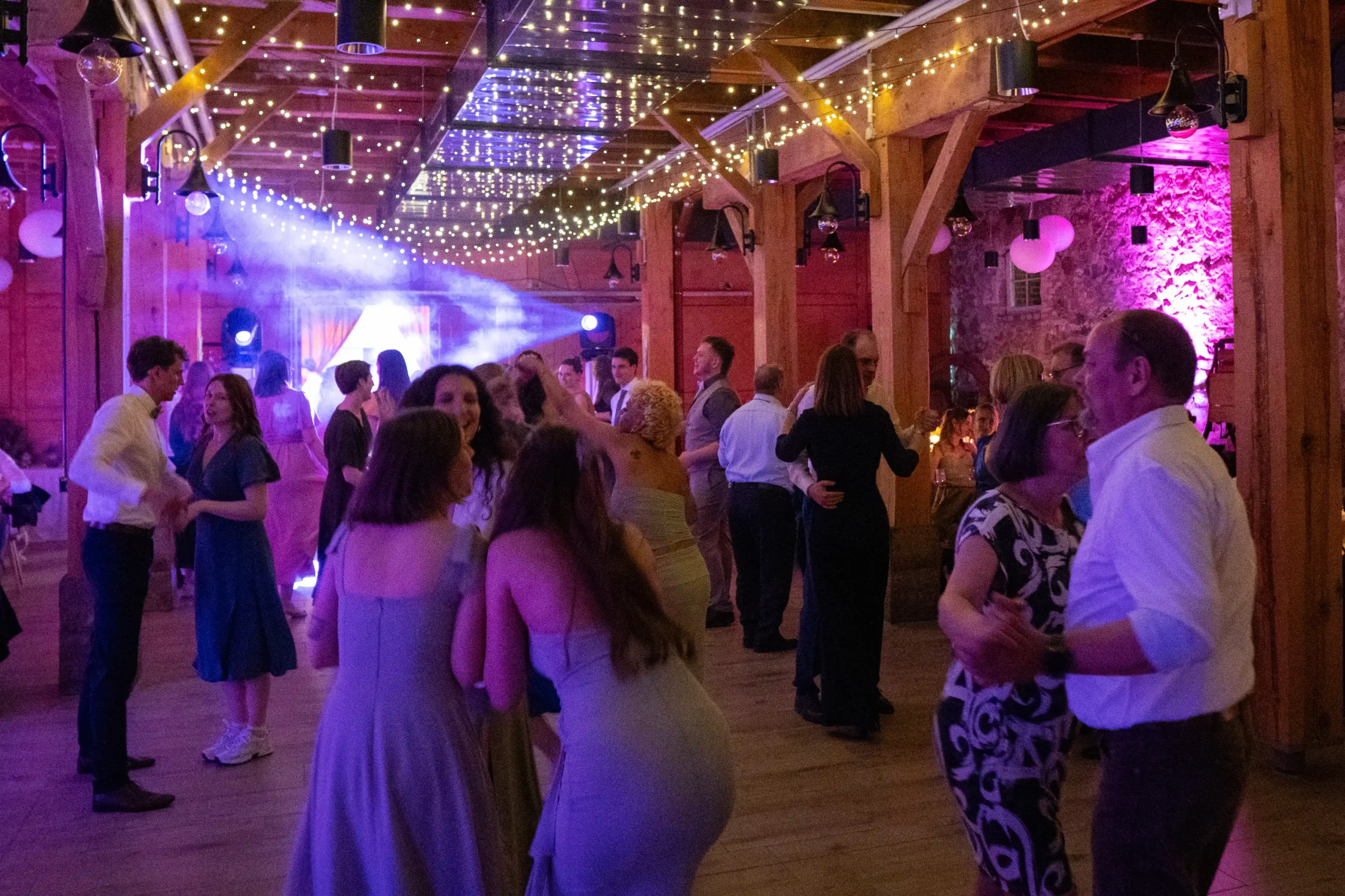 Ausgelassene Partystimmung bei einem Event von Toby Ace
