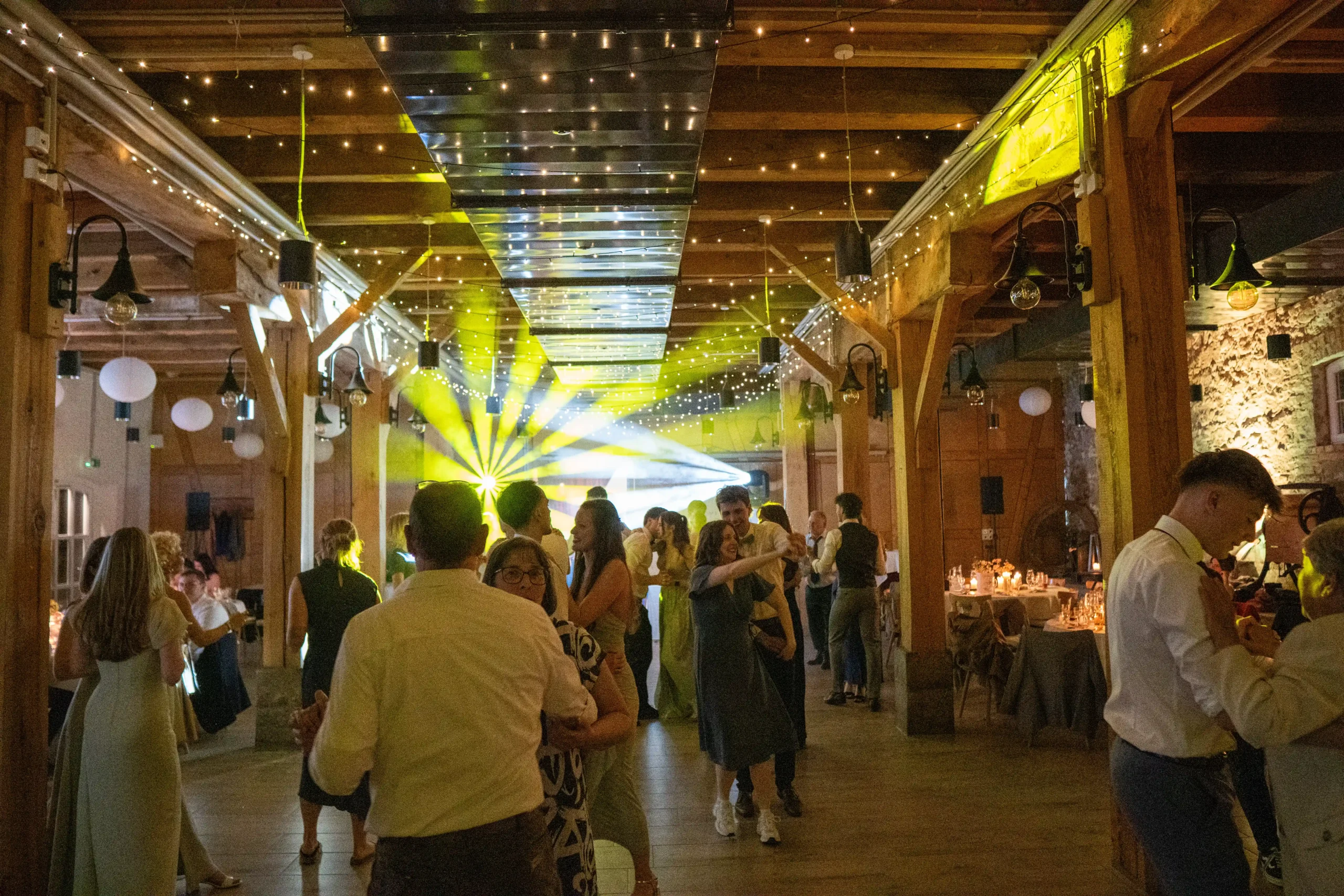 Volle Tanzfläche bei einer Hochzeit mit DJ Toby Ace