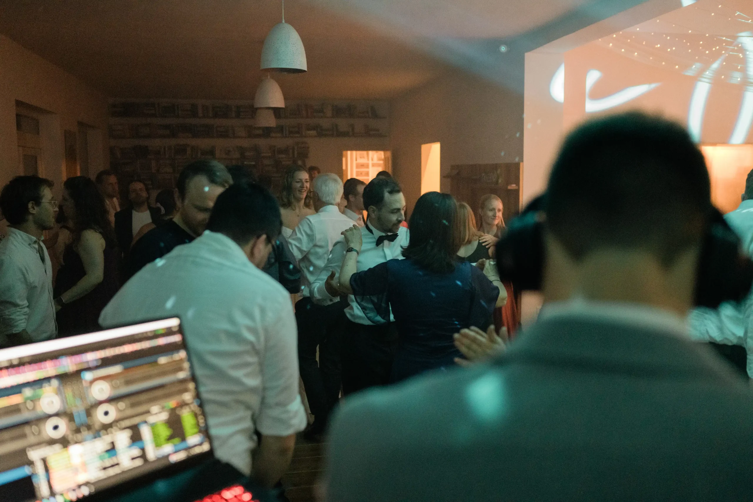 Ausgelassenes Brautpaar tanzt auf der Hochzeitsfeier mit DJ Toby Ace