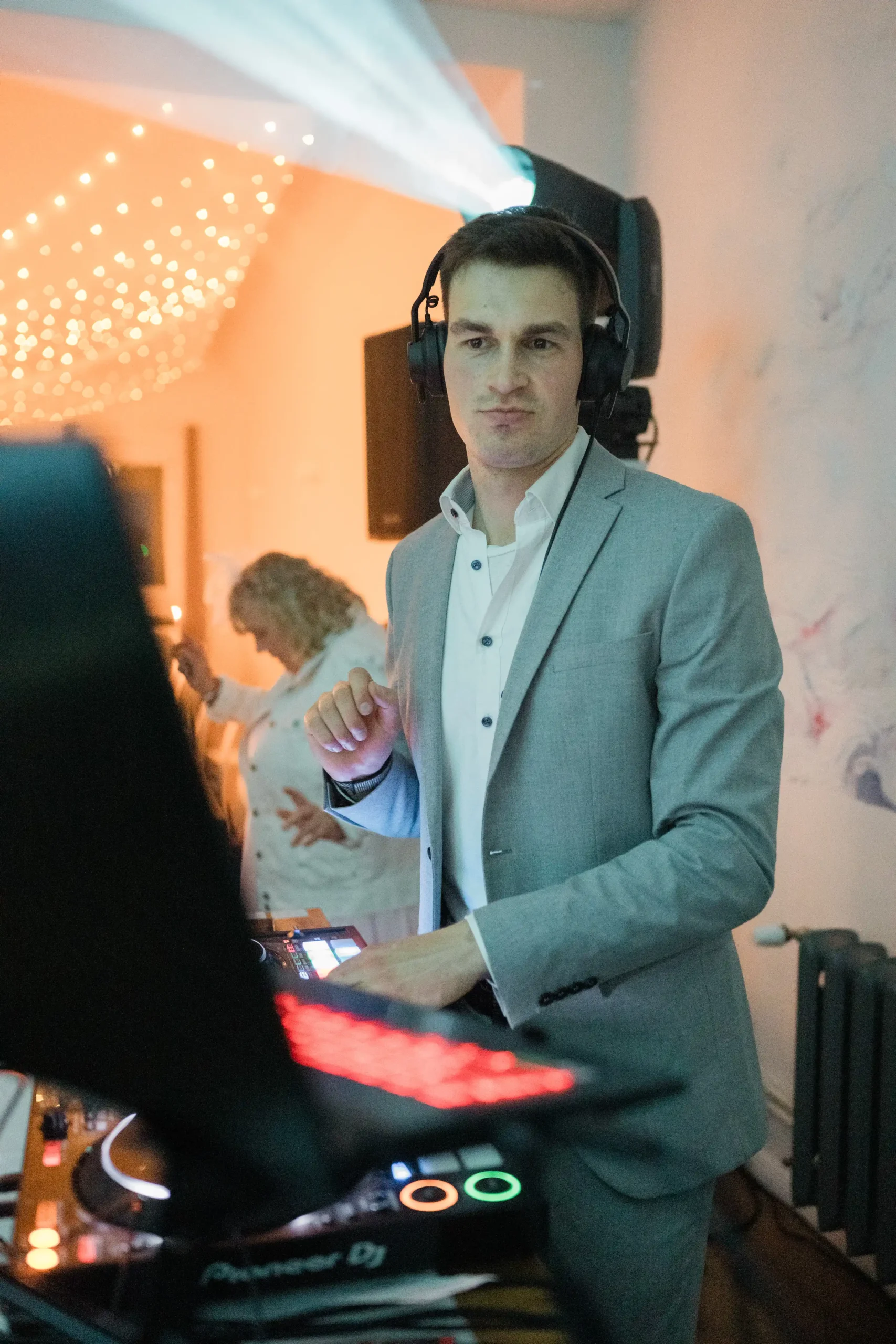 Hochzeits- und Event-DJ Toby Ace beim Auflegen auf einer Feier in Berlin